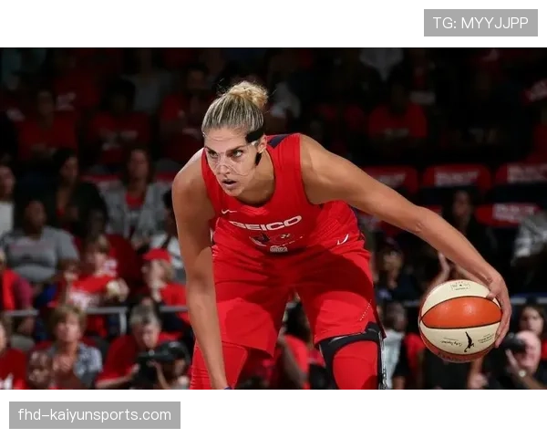 特写：一次成功的底线球防守后，华盛顿神秘人全队击掌相庆